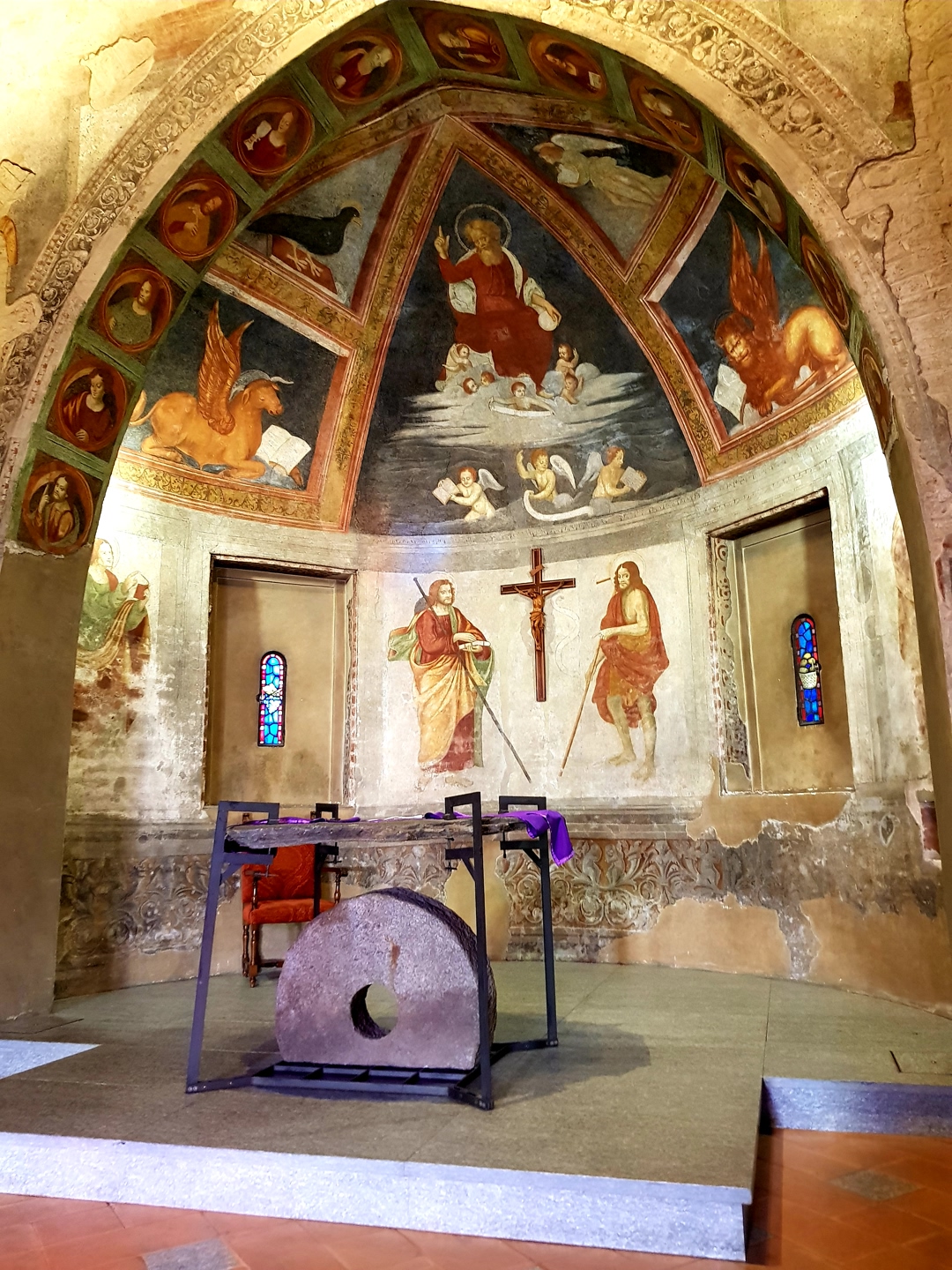 05_Interno prima Navata con altare sopra macina_1